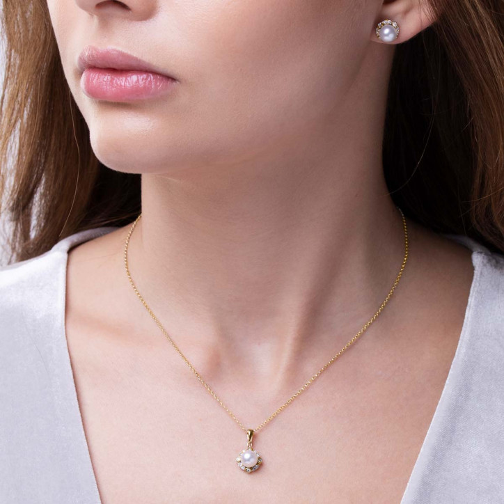 Trend 18K Gold Freshwater Pearl and Multi Diamond Halo Pendant