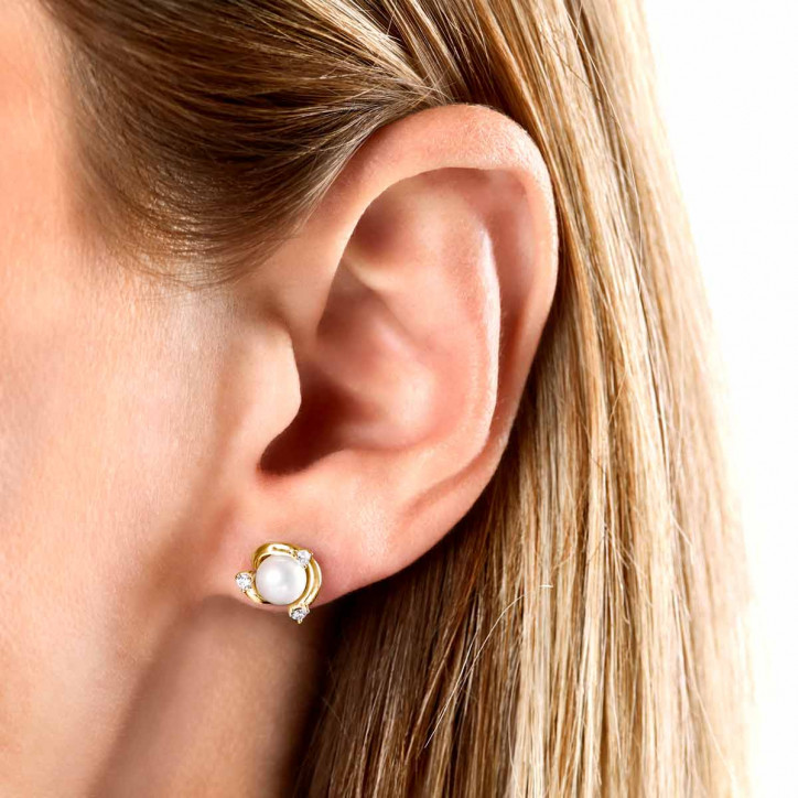 Trend 18K Gold Freshwater Pearl And Round Diamond Stud Earrings