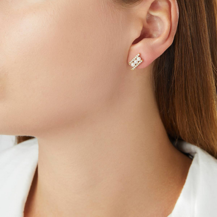 Sleek 18K Gold Pearl and Diamond Row Stud Earrings