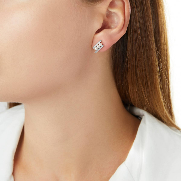 Sleek 18K Gold Pearl and Diamond Row Stud Earrings