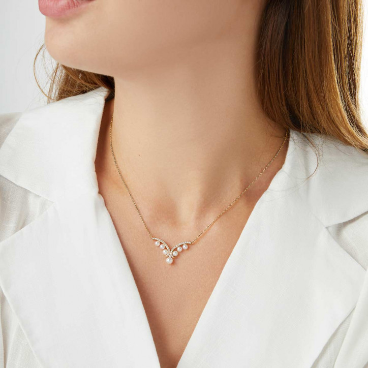 Sleek 18K Gold Pearl and Diamond Curve V Necklace