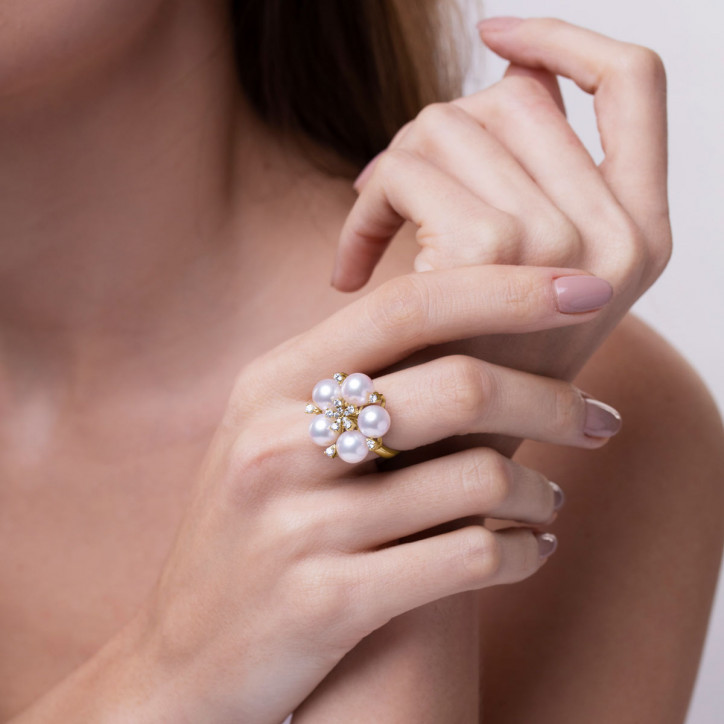 Raindrop 18K Gold Akoya Pearl and Diamond Motif Ring Raindrop 18K Gold Akoya Pearl and Diamond Motif Ring