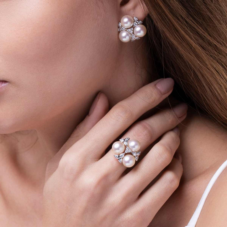 Raindrop 18K Gold Triple Akoya Pearl and Diamond Ring Raindrop 18K Gold Triple Akoya Pearl and Diamond Ring